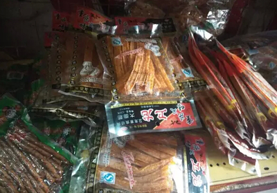 哈爾濱校園周邊食品安全隱憂 '五毛零食'身份難辨，生產(chǎn)日期一抹即掉